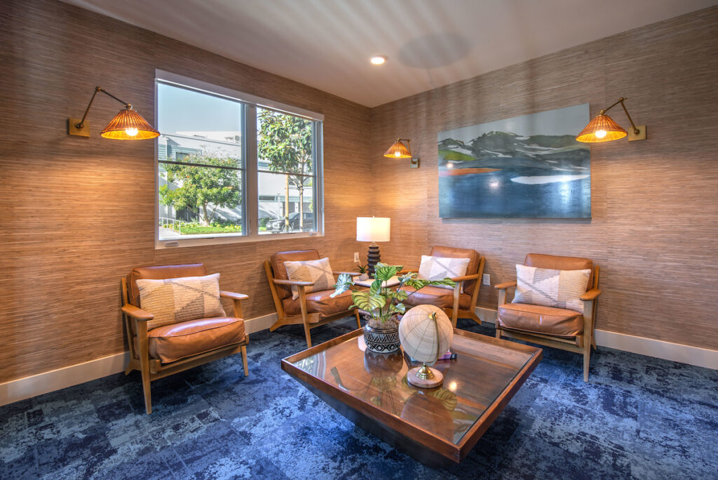 Sitting area with decorative lighting, leather chairs and a table